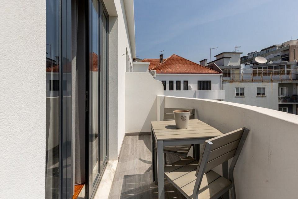 Paint The Tiles Blue · Oporto