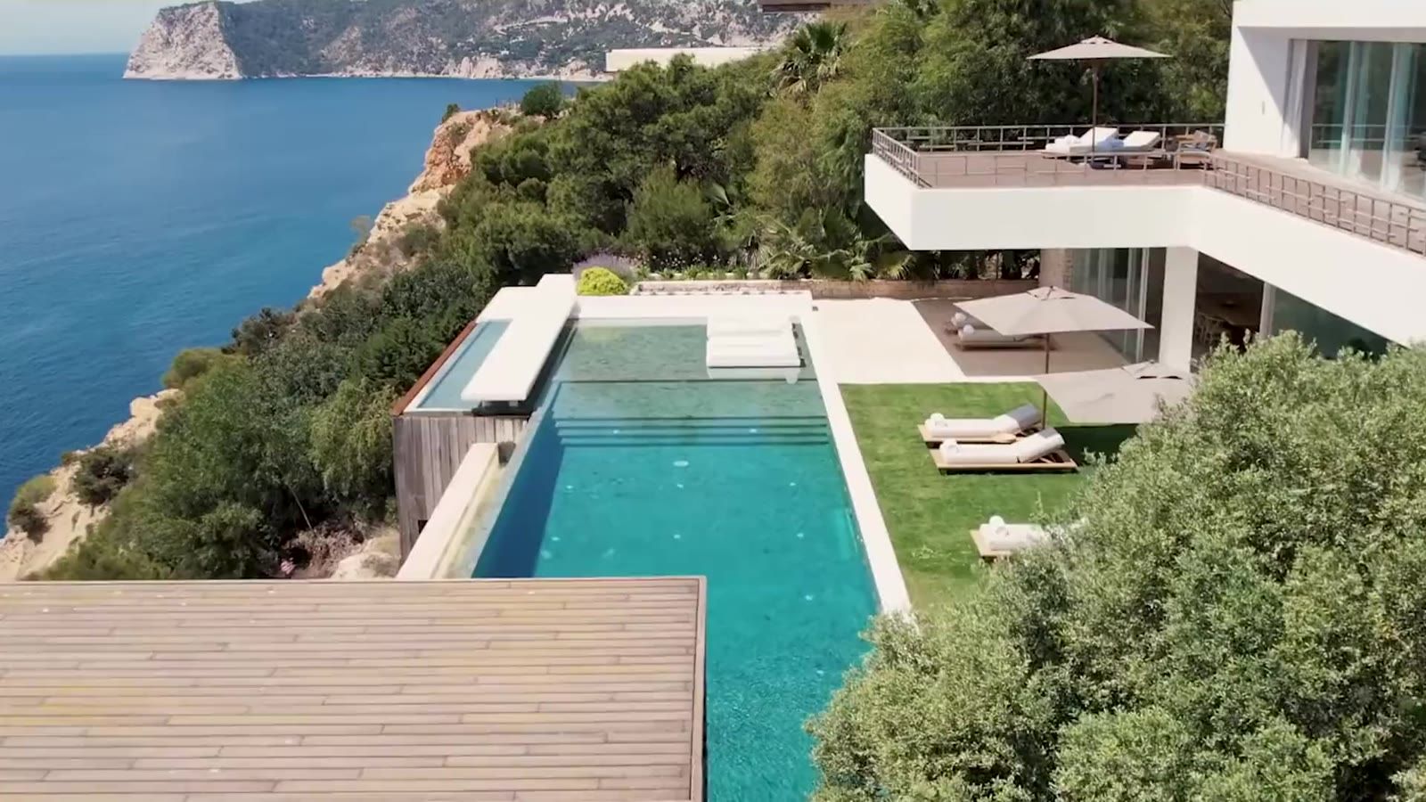 Villa de lujo en alquiler con piscina sobre el mar — Horlux & Emuna