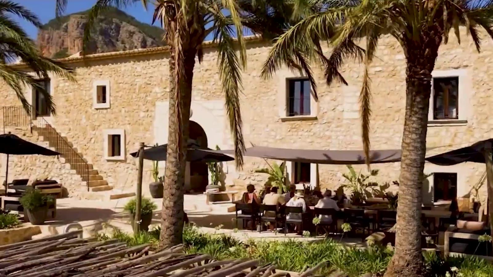 Casa de piedra con terraza y palmeras en alquiler