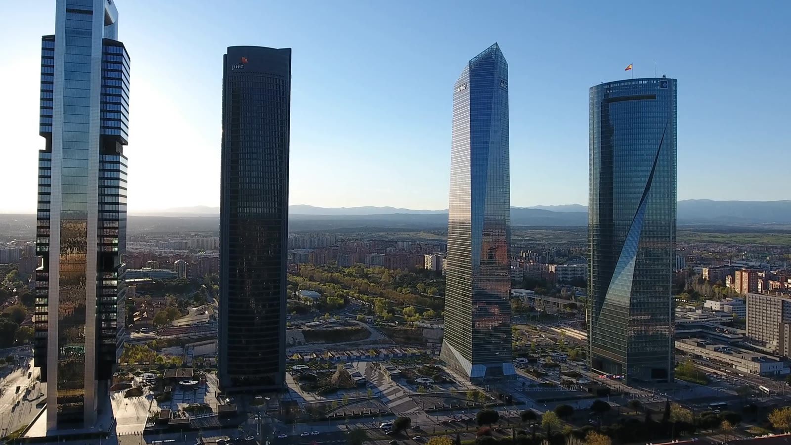 Las Cuatro Torres de Madrid al amanecer — Horlux & Emuna