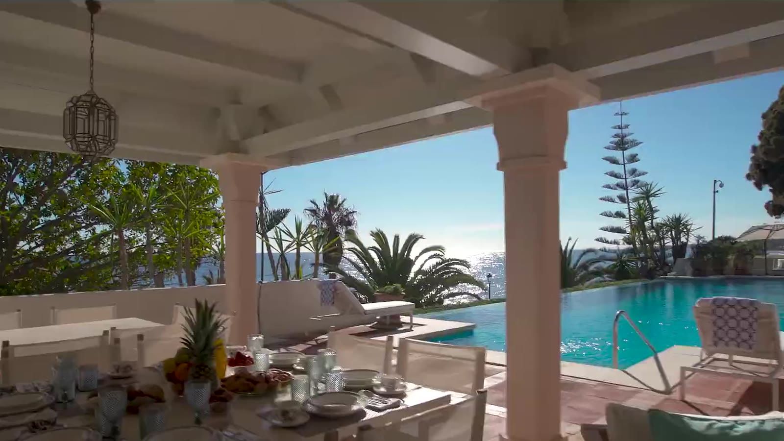 Terraza cubierta con piscina — Horlux & Emuna
